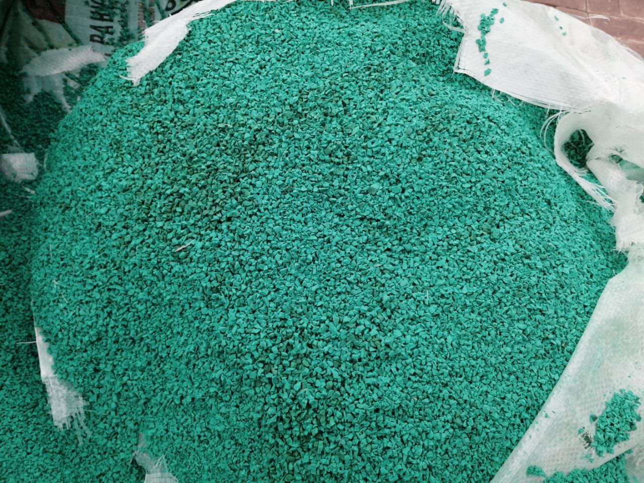 Каучуковая ЭПДМ крошка бирюзового цвета 02